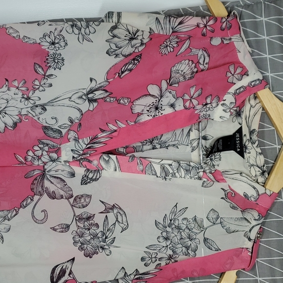 Beautiful top - Picture 2 of 8